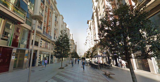 Roba ambientadores y ropa por 170 euros en tres comercios de Santander