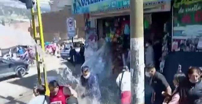 La policía peruana emplea la fuerza del agua para dispersar a los vendedores ambulantes ilegales