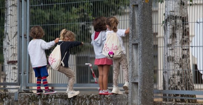 Darias responde a Ayuso sobre la retirada de las mascarillas en el recreo: "No vale que unos corran más que otros"