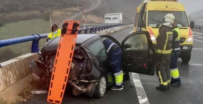 Herida al chocar su coche contra el viaducto de la A-67 en Campoo de Enmedio