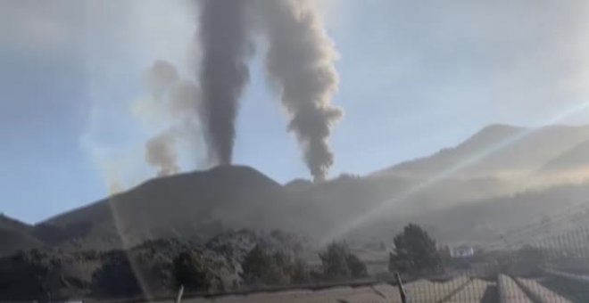 La ceniza sepulta una planta fotovoltaica de La Palma