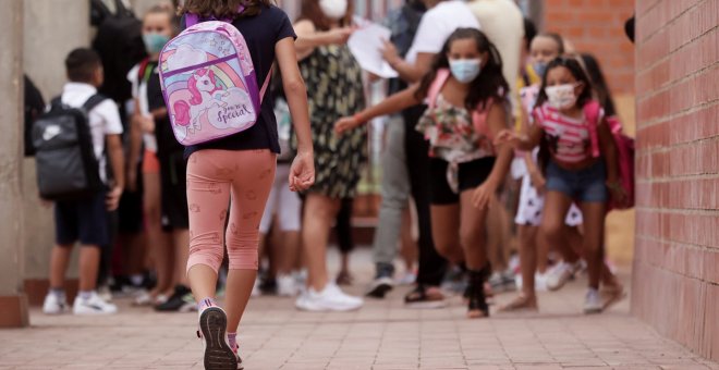 Las mascarillas seguirán acompañando a los escolares de Castilla-La Mancha en el recreo, por el momento