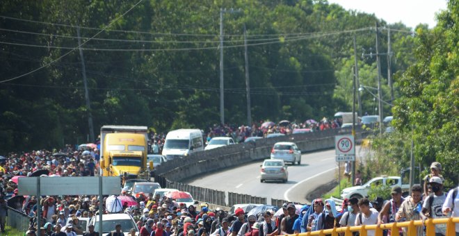 Una caravana de 6.000 migrantes cruza México en busca de asilo