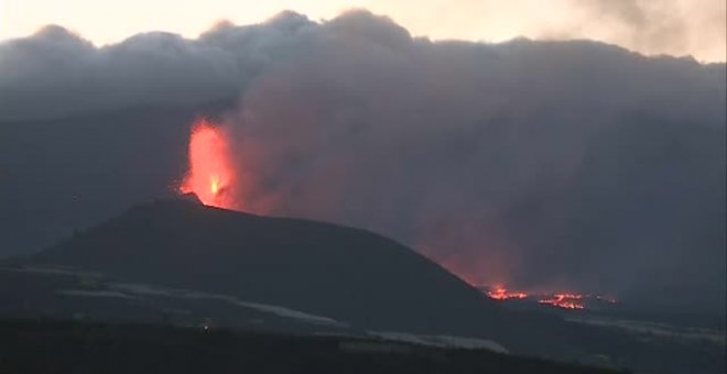 La nueva morfología del cono volcánico redirecciona las lavas hacia el suroeste