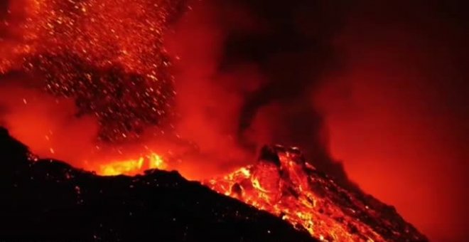 El volcán de La Palma está en fase efusiva, expulsa más lava y registra menos explosiones