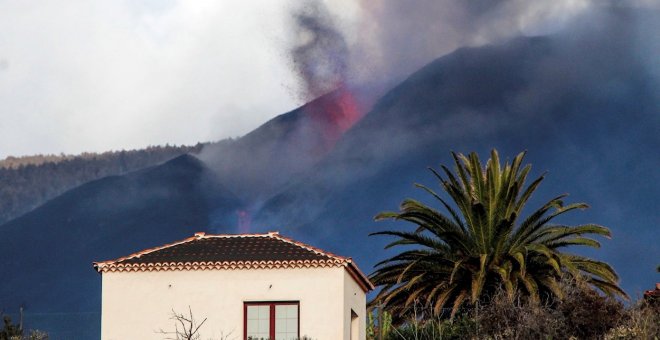 Una de las coladas de lava destruye más edificaciones mientras que otra se acerca al mar