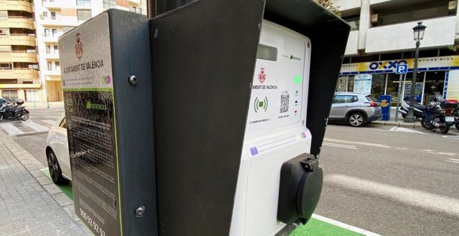 Valencia, primera ciudad española en instalar cargadores para coches eléctricos en las farolas