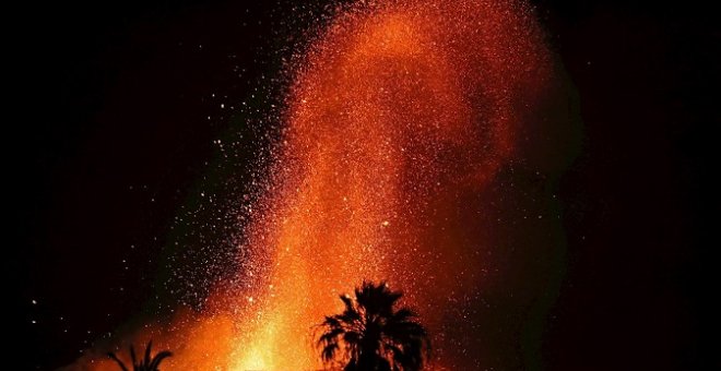 Un episodio estromboliano da paso a una gran emisión de ceniza: la lava aumenta sin afectar a más superficie en La Palma