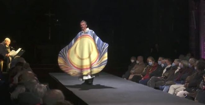 La catedral belga de Tournai muestra la más completa colección de trajes sacerdotales en un desfile peculiar