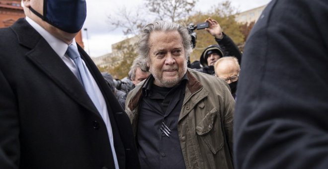 Steve Bannon se entrega al FBI tras ser imputado por desacato