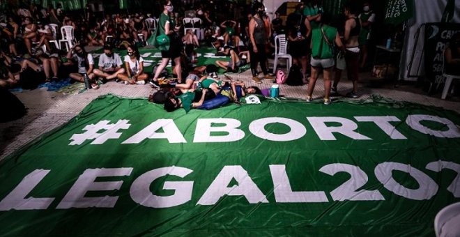 5 bulos sobre el aborto: la legalización no los dispara ni causa cáncer de mama