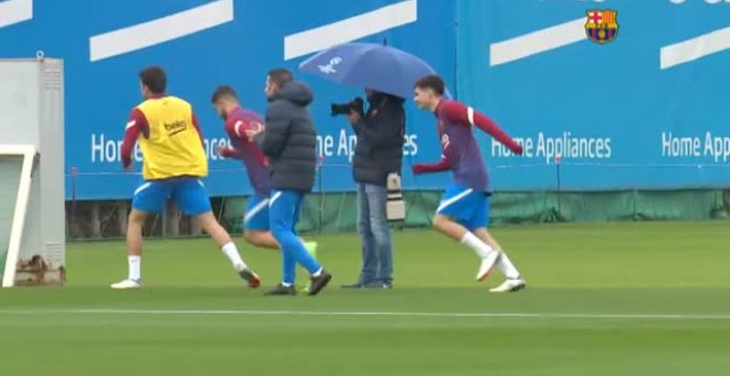 Laporta sigue el entrenamiento del Barça sobre el césped