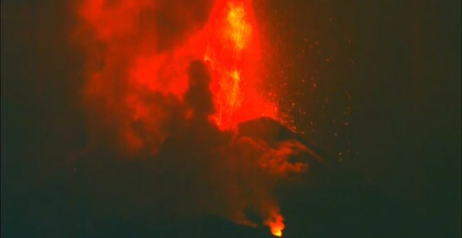 Una nueva llegada de lava al mar intensifica la nube de gases