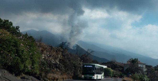 La calidad del aire registra niveles "desfavorables" y obliga a suspender las clases en los aledaños del volcán