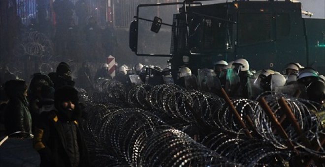 Polonia utiliza cañones de agua, gas y granadas aturdidoras contra los migrantes en la frontera con Bielorrusia