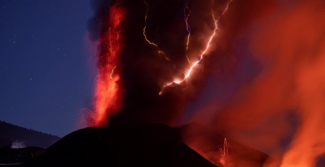 Cambio apreciable en el volcán mientras una nueva colada avanza entre las montañas de La Laguna y Todoque