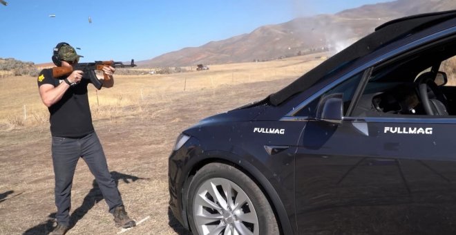 Vídeo: así resiste un Tesla con cristal blindado los disparos de un arma de guerra