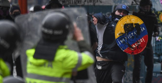 Disfraz de Hitler y esvásticas: polémica en la Policía colombiana por una actividad formativa en la que exaltaron el nazismo