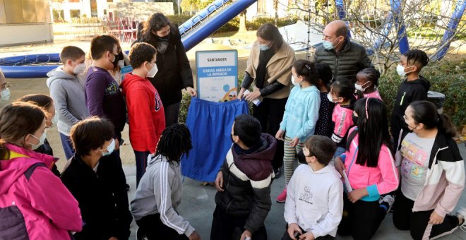 Santander estrena una placa que la proclama 'Ciudad Amiga de la Infancia'