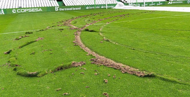 Un acto vandálico deja graves daños en el césped del campo del Racing