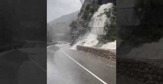 Las fuertes lluvias provocan una gran cascada de agua en La Hermida