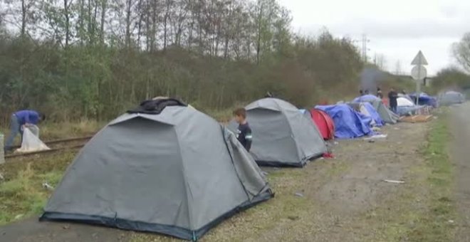 Miles de migrantes en Calais aguardan en campamentos improvisados su oportunidad de cruzar a Reino Unido