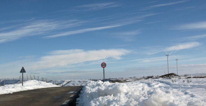 La nieve cierra al tráfico Lunada y obliga a usar cadenas en varios tramos