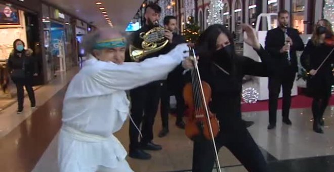 Música y teatro improvisado en un centro comercial de Madrid