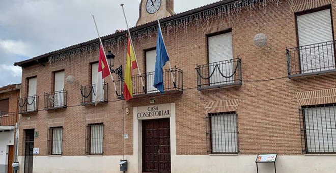 Banderas a media asta en Marchamalo en señal de duelo por la muerte de dos trabajadores en el campo de fútbol