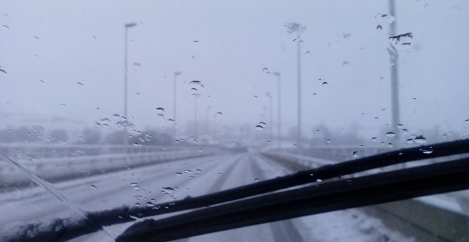 La nieve obliga a usar cadenas en Brañavieja y entre Cabuérniga y Salcedillo