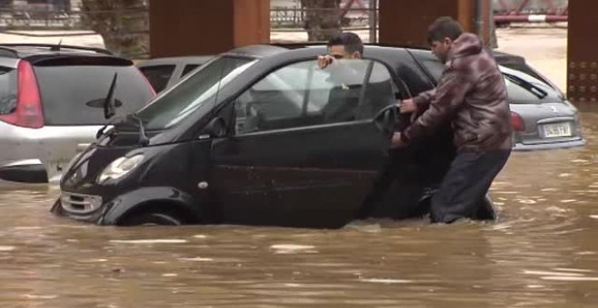 La crecida de los ríos anega varios pueblos de Cantabria