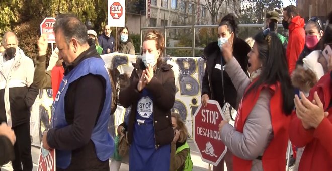 Acampada frente a la sede de un fondo buitre contra su noveno intento de desahucio