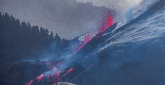 Una nueva colada del volcán de La Palma se desborda y se aproxima lentamente a La Laguna