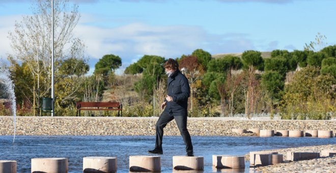 Baldoví llama "pequeño saltamontes" a Almeida al ver un vídeo del alcalde en un parque en vez de estar en la despedida de Almudena Grandes