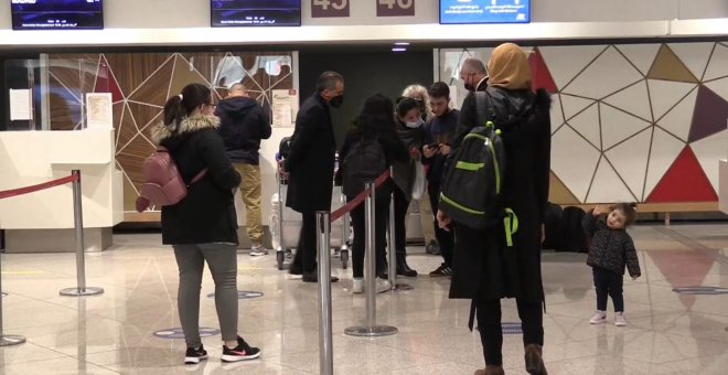 Alivio en Casablanca entre los pasajeros del primer avión de regreso a España