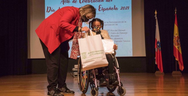 Los estudiantes conceden a Lucía Navarro 'SuperLu' el premio Juventud Solidaria