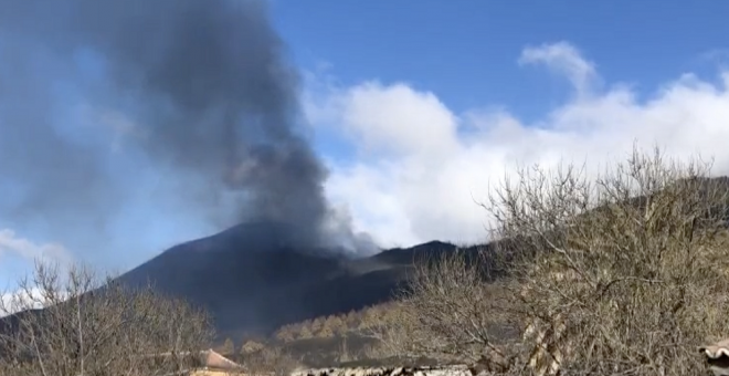 Una nueva colada del volcán de La Palma avanza hacia Las Manchas