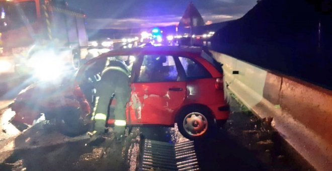 Un coche que circulaba en sentido contrario provoca un accidente en la A-67