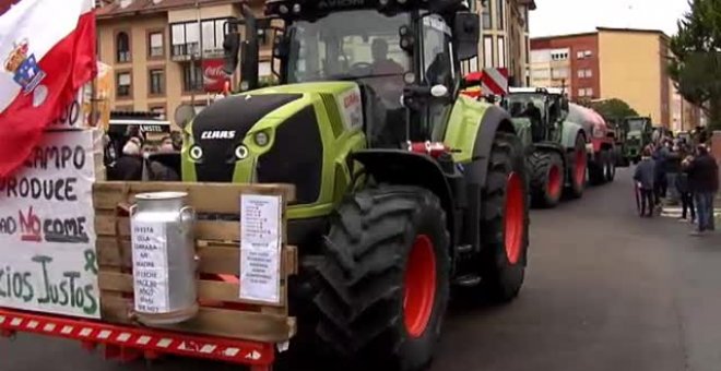 Tractorada de los ganaderos cántabros contra el precio de la leche