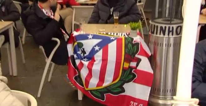 La afición del Atleti tiñe de rojiblanco las calles de Oporto