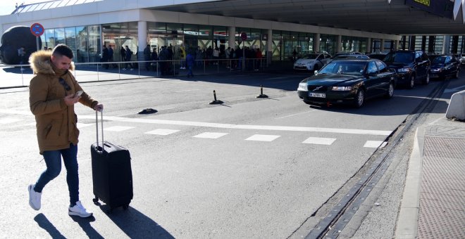 Detenido un conductor de VTC que arrastró a un invidente al que negó un servicio por llevar a un perro guía