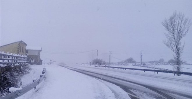 Continúan cerrados por la nieve los puertos de Lunada y Palombera