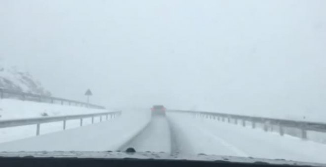 La nieve deja complicaciones en setenta carreteras del norte