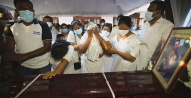 Cientos de personas acuden al funeral del hombre linchado tras ser acusado de blasfemia en Pakistán