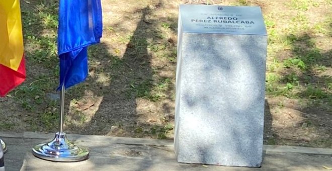 Vandalizan el monolito en homenaje a Rubalcaba en Majadahonda (Madrid)