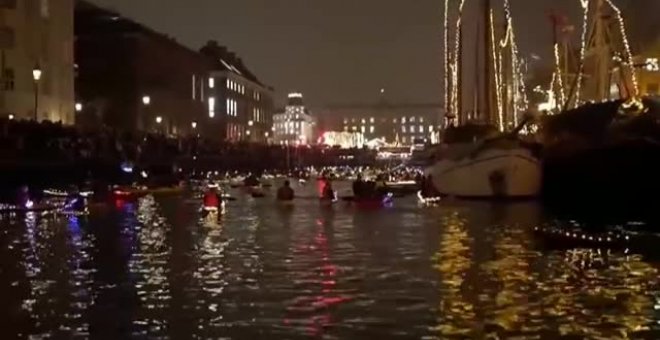 Cientos de kayaks iluminan los canales de Copenhague adornados con luces de Navidad