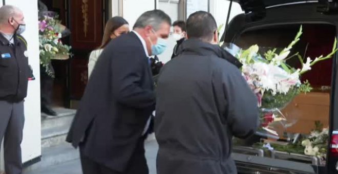 Un rotundo y cariñoso aplauso clausura la capilla ardiente de Verónica Forqué