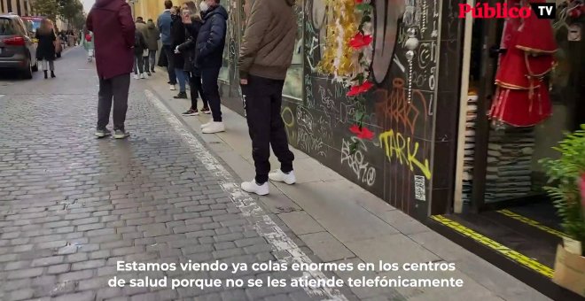 Colas a las puertas de los centros de salud en Madrid para conseguir una PCR