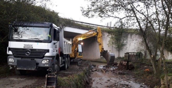 La CHC realiza labores de mantenimiento en el arroyo Rebujas en Vega de Barros