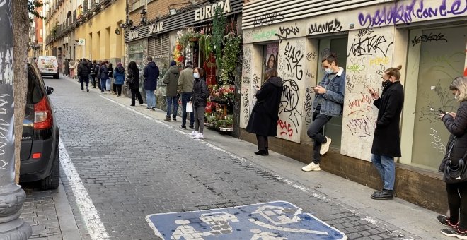 La Atención Primaria se colapsa en Madrid: largas colas en los centros de salud para conseguir una PCR